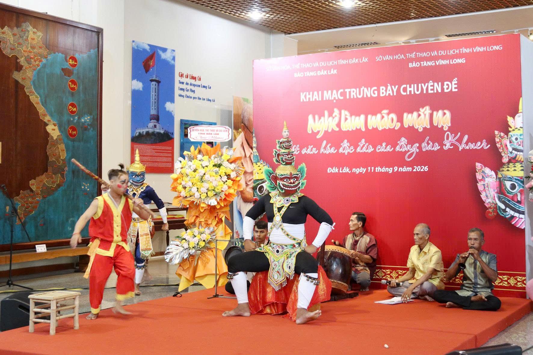 Biểu diễn trích đoạn “Sứ quân Ongkhot lập kế sách chiếm pháp bảo của vua chằn Krong riêp” (trong truyện cổ tích Ream Kê của đồng bào Khmer) tại chương trình Khai mạc.